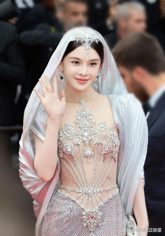 阿汤哥和赵樱子戛纳红毯握手 意外换装惊艳全场