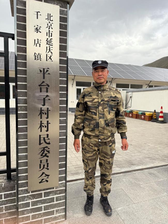 郵差書記每天幫老人取快遞 山村里的溫暖傳遞者