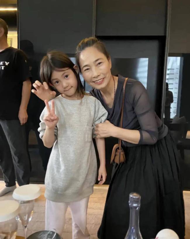 陈冠希陪老婆回河南老家探亲，打扮朴素老气，秦舒培素颜皮肤真好 低调探亲温馨互动