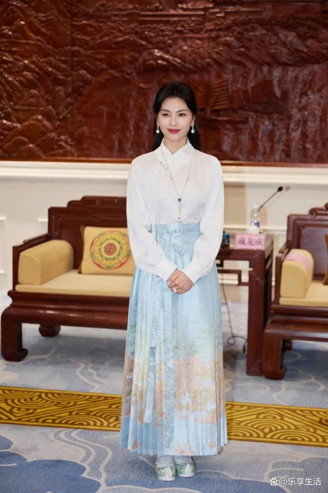刘涛捧妈祖书签为中高考学子加油 14年神缘传递精神力量