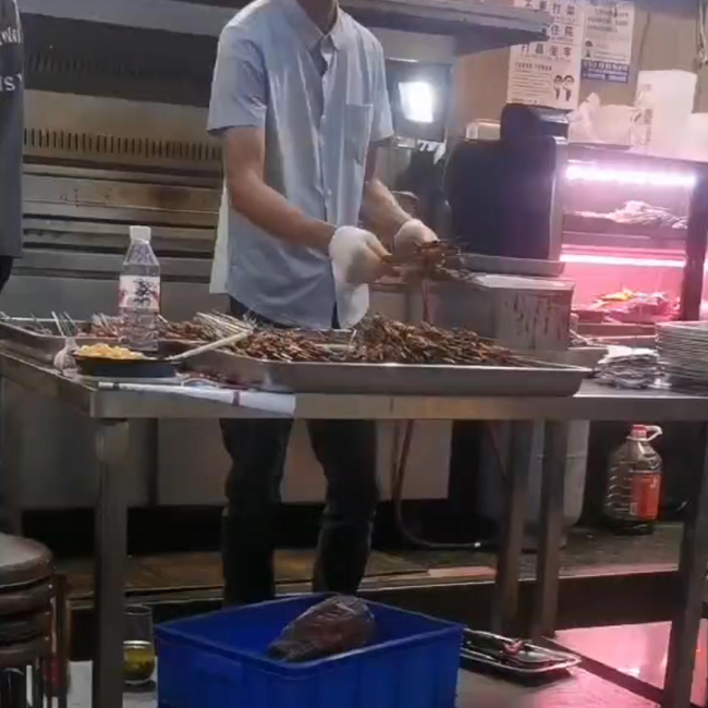 燒烤店被曝從泔水桶內(nèi)撈肉串 市場監(jiān)管部門立案調(diào)查