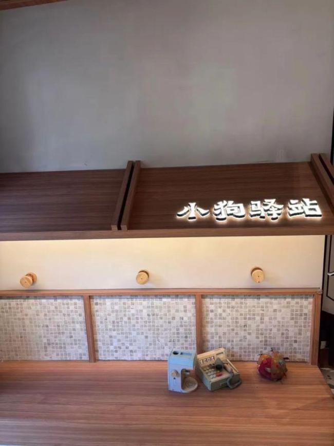 商鋪門口設(shè)“停狗位” 吸引顧客打卡新招