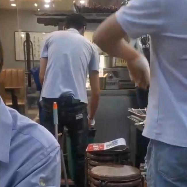 官方回應(yīng)燒烤店泔水桶撈出肉串再烤