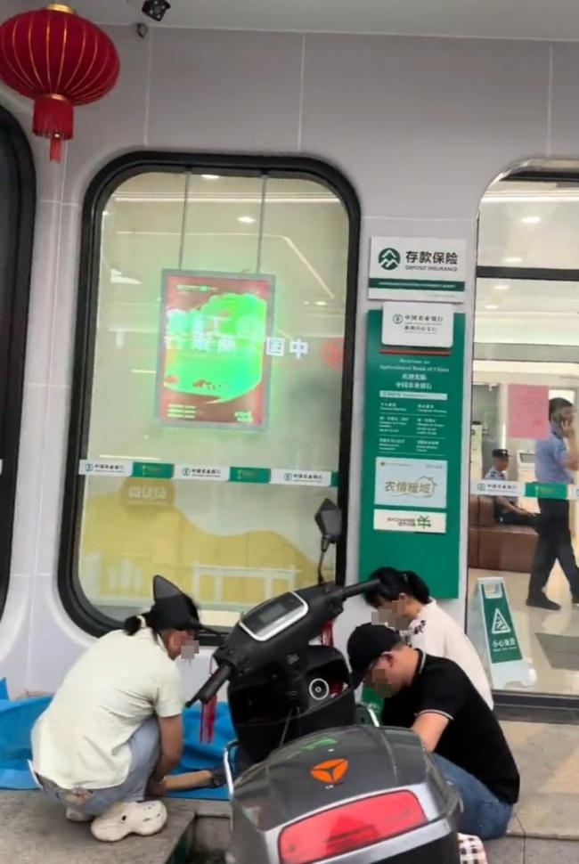网友质疑老人银行取款身亡系碰瓷 家属要求查看监控证明清白-44岁母亲失手打死9岁