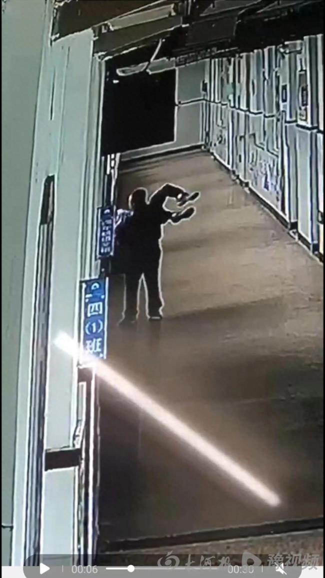 小學(xué)生被老師懸空拎出3樓窗外嚇唬