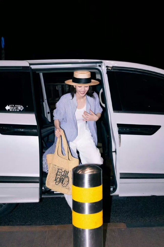 高圆圆戛纳生图太美了 南法风造型惊艳机场