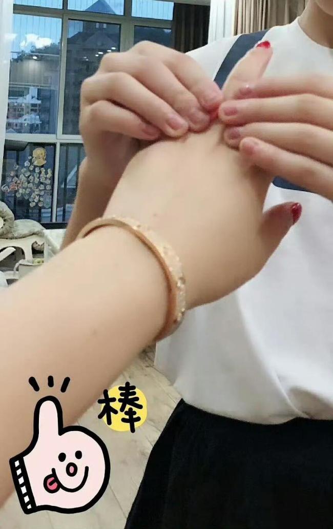 當(dāng)?shù)厝吮宵S楊鈿甜一家 高價(jià)耳環(huán)引發(fā)爭(zhēng)議