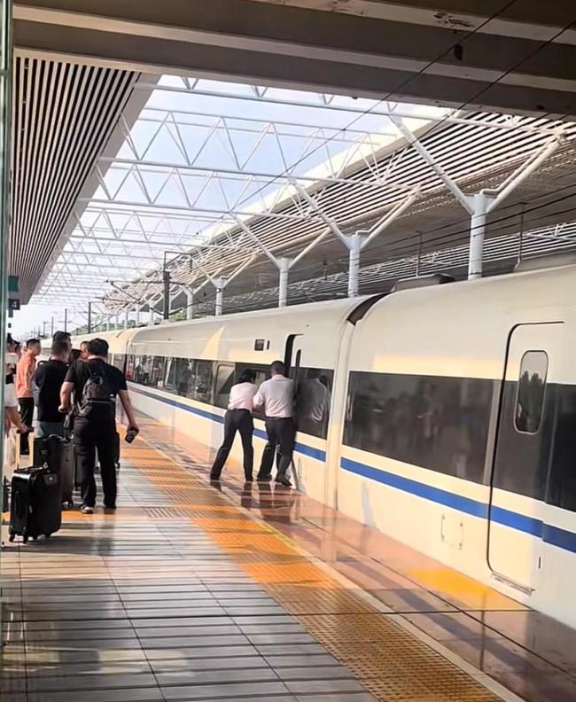 高鐵啟動女乘客突然沖出被門夾住 誤上列車導(dǎo)致