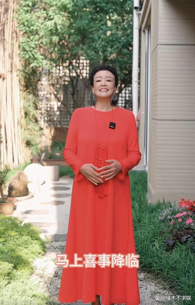 張?zhí)m穿旗袍現(xiàn)身兒子汪小菲婚禮 母愛滿滿送祝福