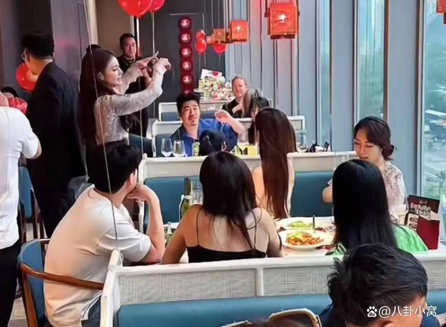 汪小菲馬筱梅穿中式婚服熱情打招呼 低調(diào)婚禮溫馨啟幕
