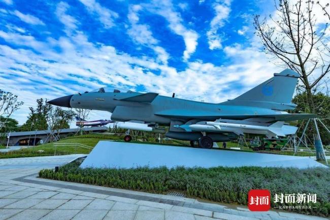巴基斯坦友人在成都打卡梟龍