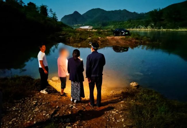 村民遇河水暴漲被困 消防救援 緊急關(guān)閘助脫險(xiǎn)