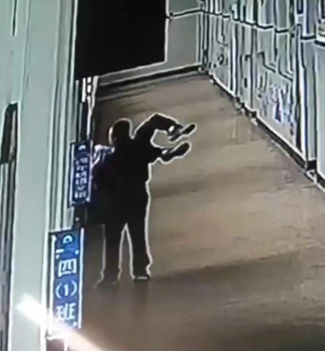 威脅將學(xué)生從3樓扔下的教師被行拘 教育局與警方介入處理