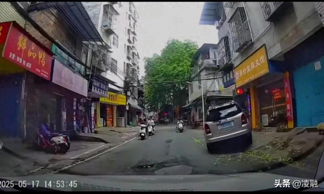 玻璃窗從天而降 過路女孩被砸中 飛來橫禍令人痛心