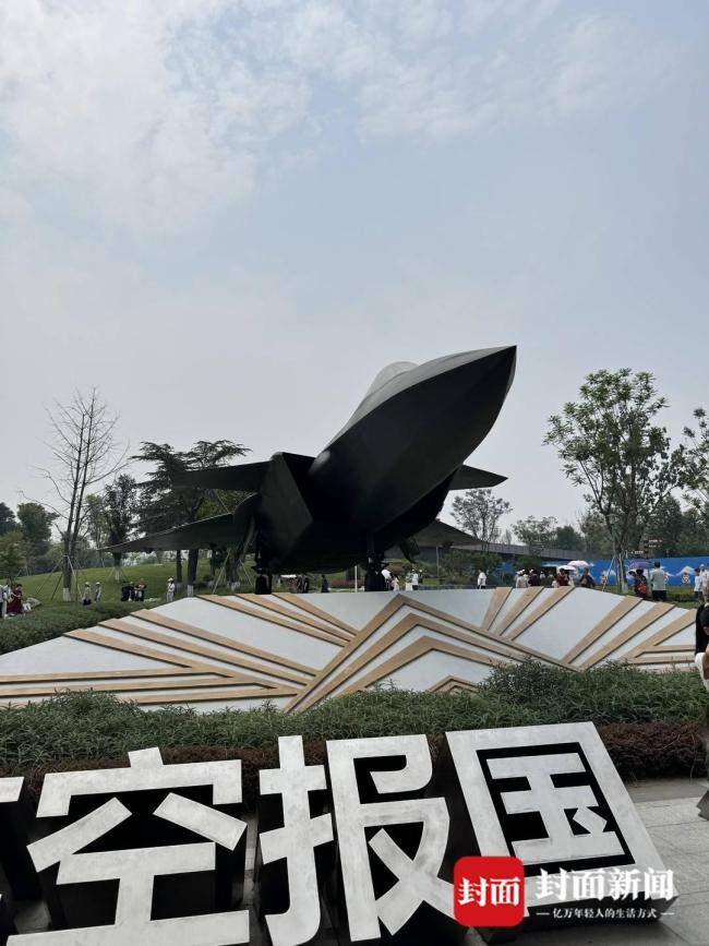 成飛公園殲-10C引萬人打卡 殲10C成為公園“頂流”