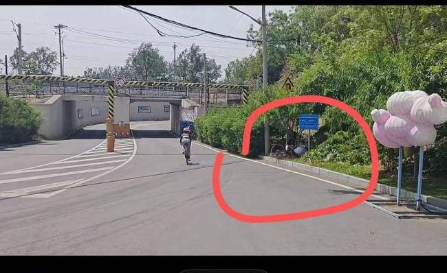 自行車賽多名選手同彎道摔倒 急彎下坡成事故多發(fā)點(diǎn)