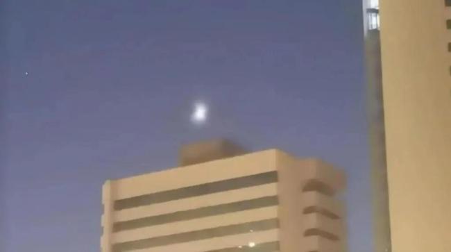官方谈新疆多地现不明飞行物 夜空奇观引热议