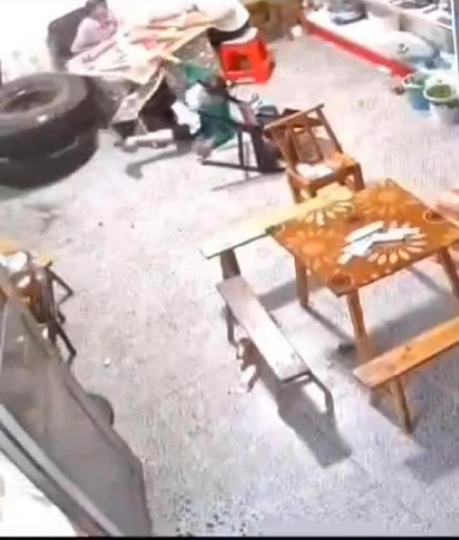 大車輪胎飛進(jìn)家 男孩受驚躲進(jìn)屋