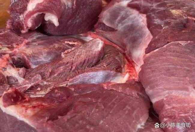 如何區(qū)分被灌水注封閉針的豬肉 2秒鐘就能看出注水肉