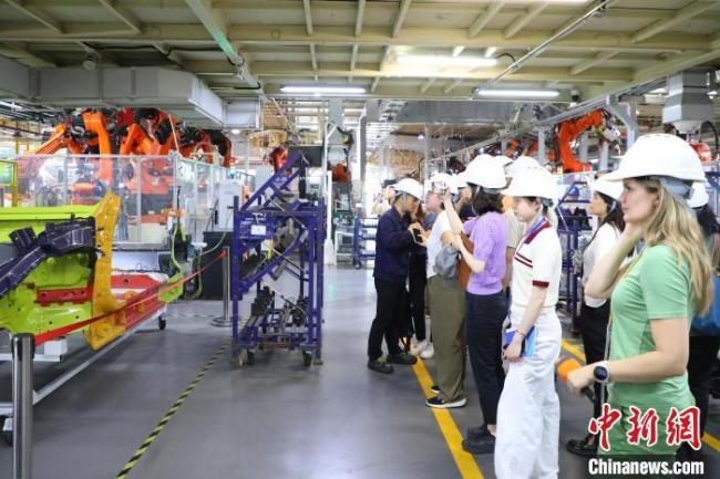 中外記者走進(jìn)重慶汽車數(shù)智工廠 探訪現(xiàn)代制造業(yè)發(fā)展