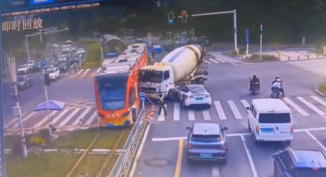 攪拌車與有軌電車相撞涉及路人