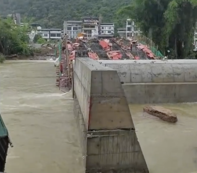 廣西一在建橋梁橋墩被洪水沖倒
