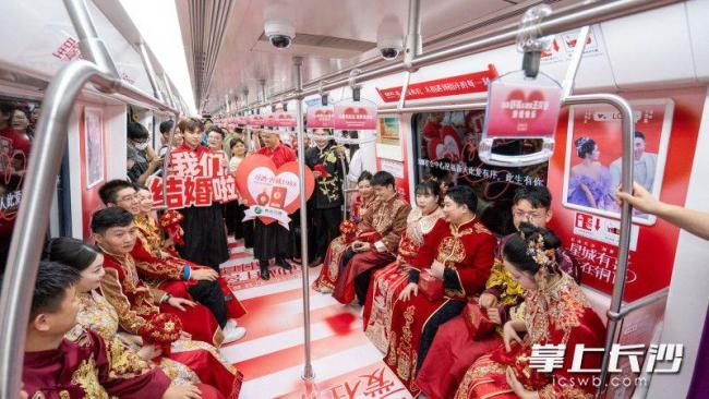 長沙新人520領到超大版結婚證 甜蜜氛圍拉滿全城