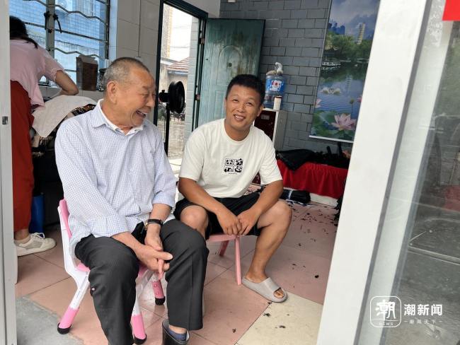 理發(fā)店有人充2萬請老人理發(fā)！