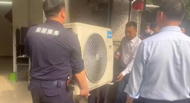 廣州一女子家被12臺空調(diào)外機包圍 熱浪與噪音困擾生活