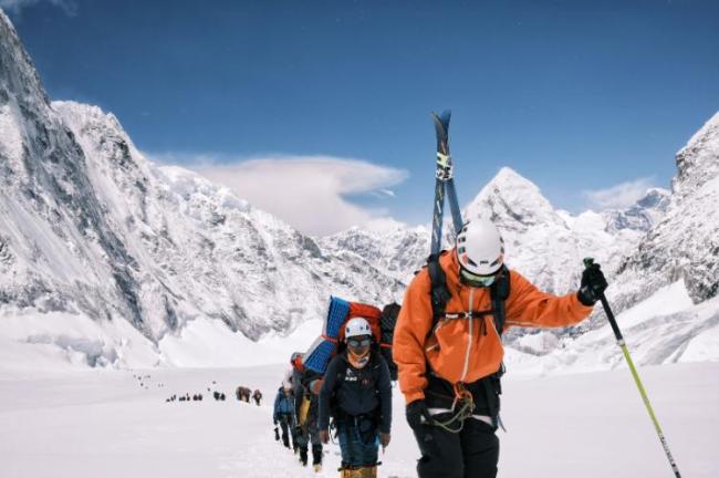 張京成首位珠峰滑雪下降的中國人，中國探險協(xié)會：第一次曾滑墜300多米并昏迷