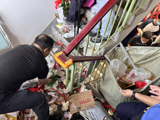 北京一女子撿廢品熏走鄰居 樓道堆滿垃圾引發(fā)清理行動(dòng)