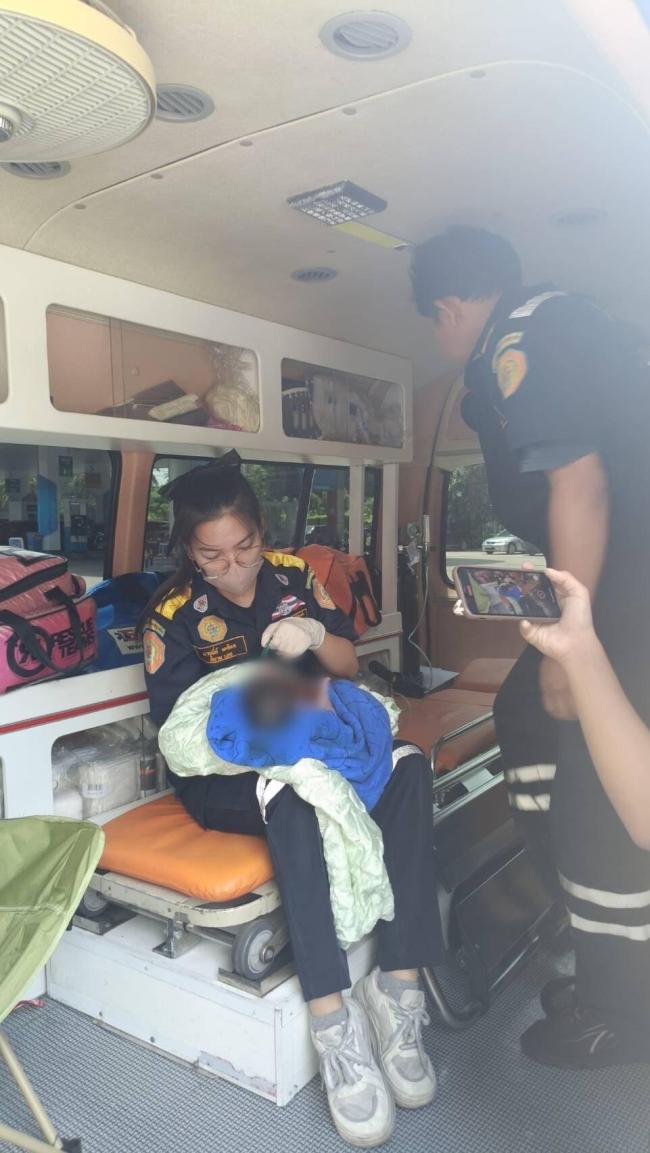 泰國孕婦肚子疼上廁所生男嬰