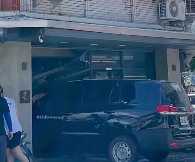 臺(tái)灣汽車失控猛沖進(jìn)早餐店 13人受傷驚魂一刻