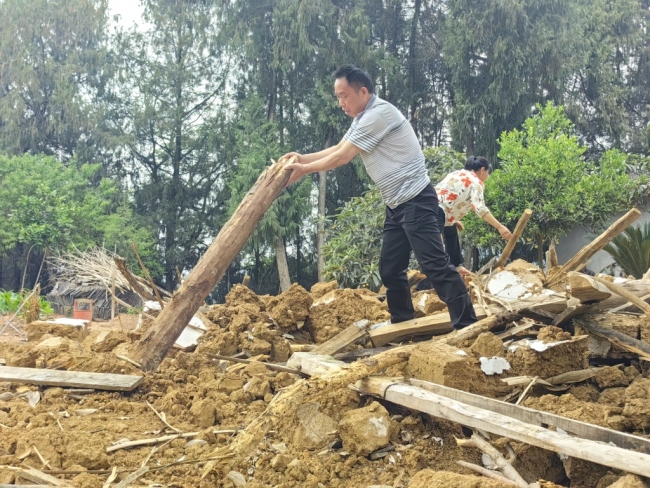 村民在外務(wù)工家中老宅被拆 當?shù)鼗貞?yīng) 誤拆引發(fā)爭議