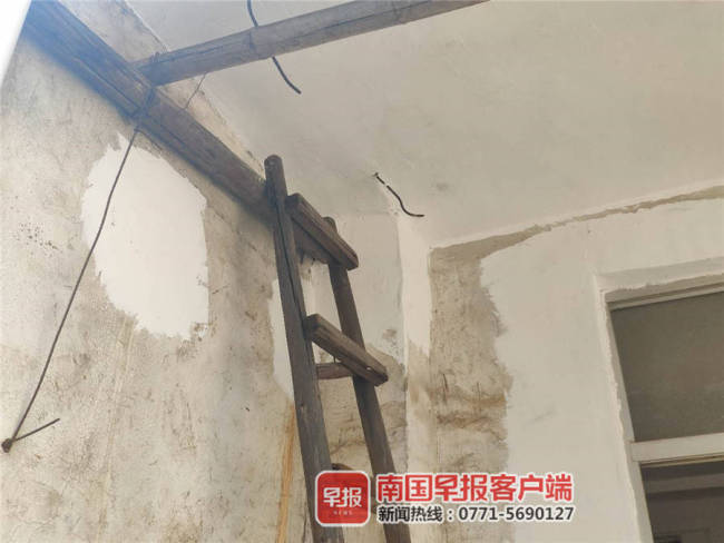 南寧一小區(qū)暴雨過(guò)后墻體開(kāi)裂 責(zé)任歸屬待調(diào)查