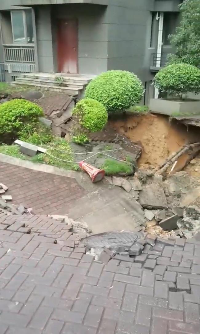 福州一小區(qū)居民樓旁路面坍塌 物管回應(yīng)：系水管爆裂已修復(fù)