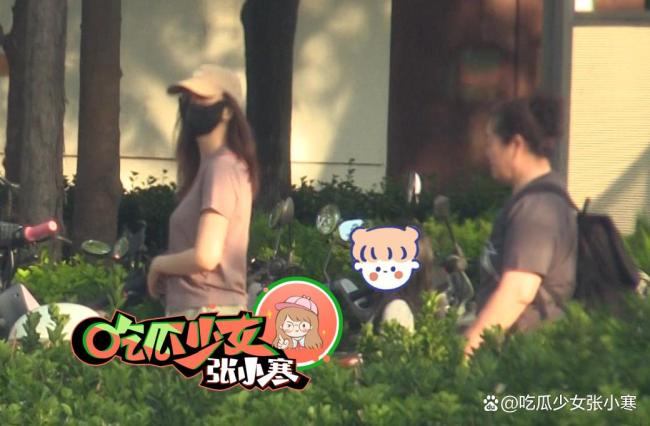 高圓圓與女兒牽繩遛彎超有愛(ài)，戛納紅毯生圖被夸超美