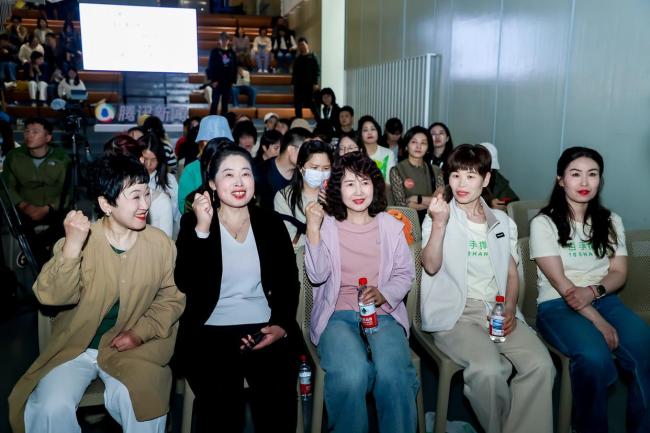 家政阿姨登上脫口秀舞臺 勇敢表達(dá)自我