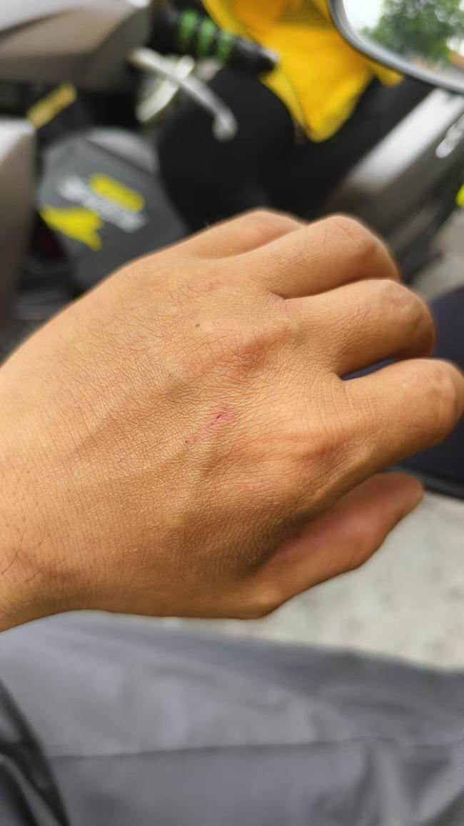 外賣小哥取餐時徒手抓蛇，周圍群眾尖叫,、驚呼聲不斷,！