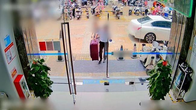 女子取500萬(wàn)現(xiàn)金給網(wǎng)戀男友被攔 警方及時(shí)勸阻保住巨款