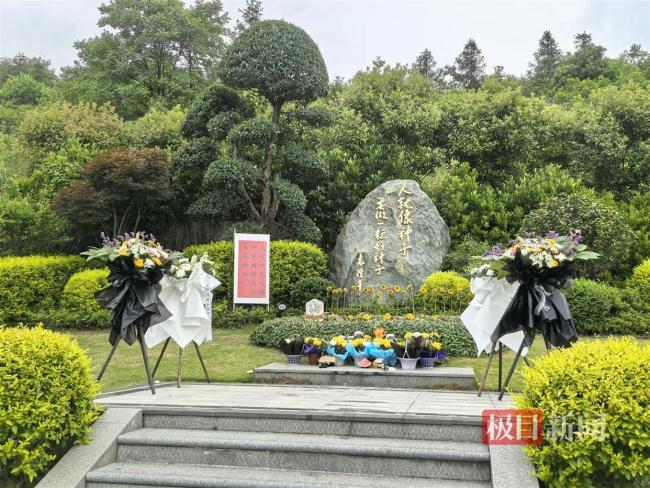 袁隆平院士逝世四周年 大學(xué)生獻(xiàn)花緬懷 銘記貢獻(xiàn)續(xù)夢前行