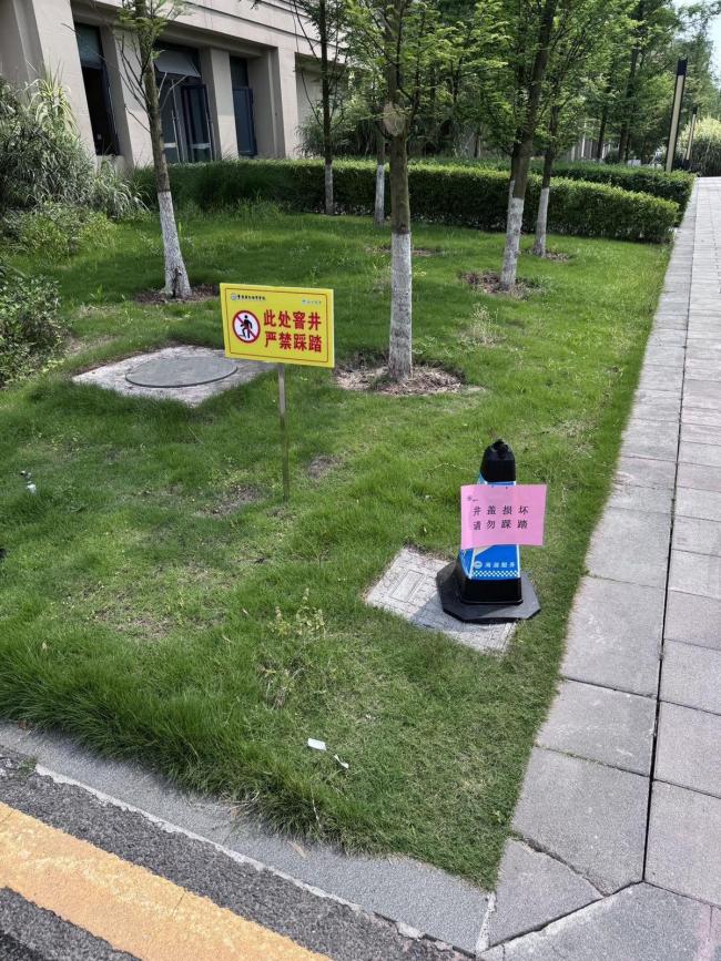 實(shí)探“化糞池吞人”事發(fā)校園 多處井蓋增設(shè)警示牌