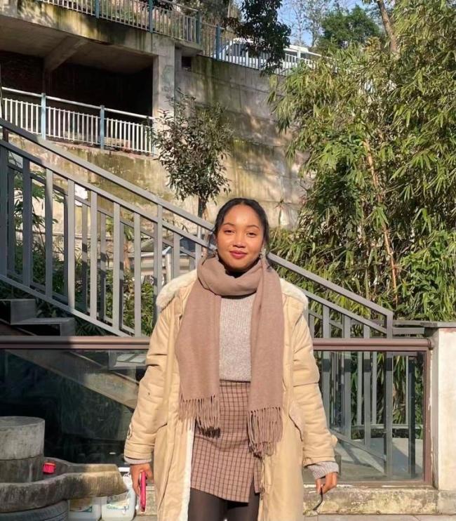 非洲學(xué)生到袁隆平雕像前獻(xiàn)花 致敬雜交水稻之父