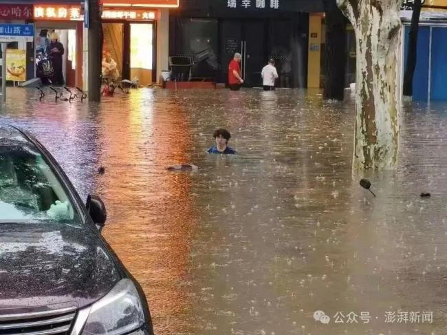 武大校門被淹一米深 暴雨紅色預(yù)警發(fā)布