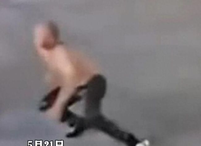 男子當(dāng)街發(fā)癲將小女孩從車(chē)上拽下