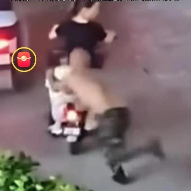 男子當(dāng)街發(fā)癲將小女孩從車(chē)上拽下 無(wú)辜孩童遭襲引眾怒
