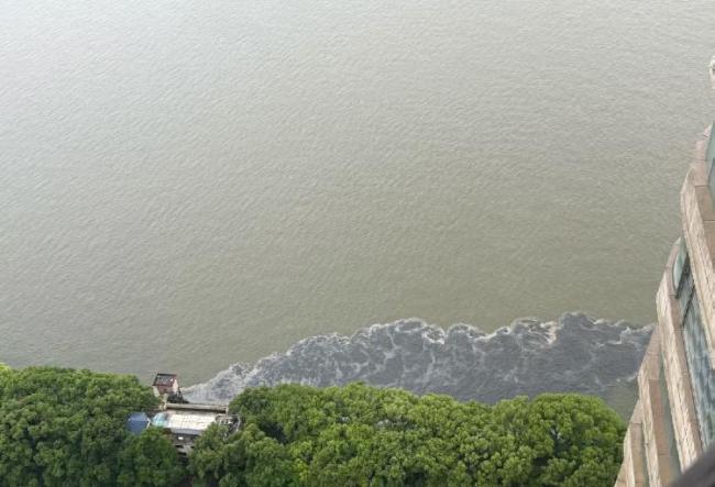 網(wǎng)友拍到疑似黑色污水直排湘江