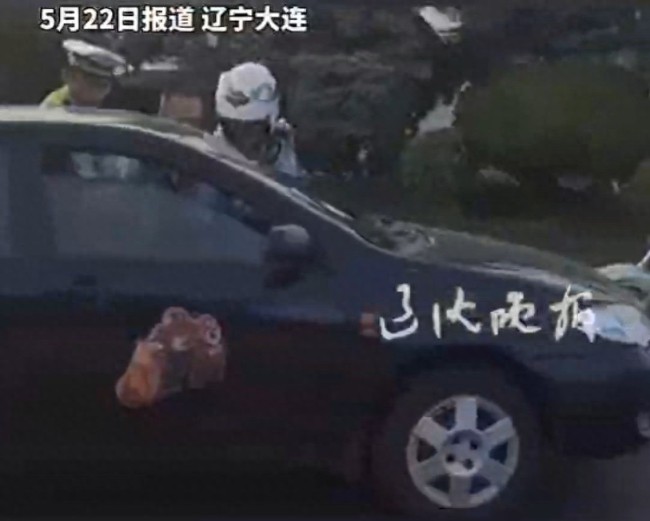 大連一轎車撞傷交警后逃逸,，撞上警用摩托  一名交警受傷,！