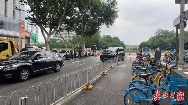 武大珞珈門(mén)周圍交通已恢復(fù)正常 雨后積水退去