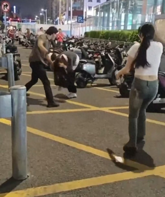 深圳公安回應(yīng)男子地鐵口打人